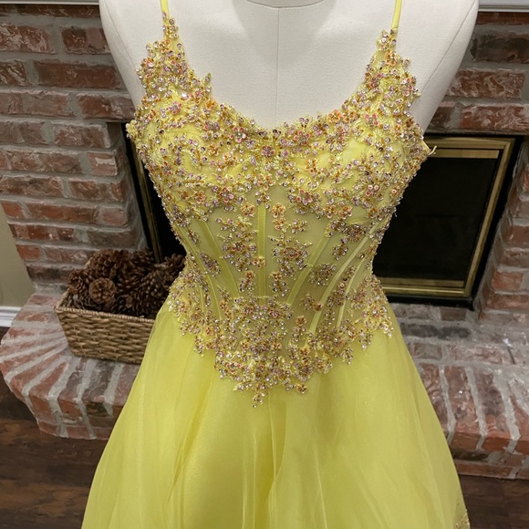 Mon Cherie yellow sequined prom homecoming bridesmaid dress / 4 / EUC (Like new) - Picture 9 of 17